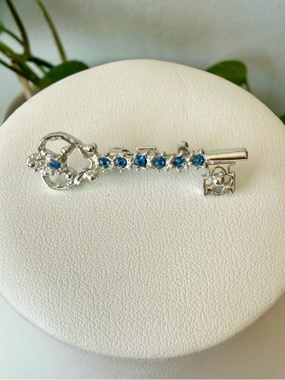 Vintage Skeleton Key Brooch Blue Rhinestones Pin Victorian Silver Tone Dainty - Picture 2 of 8